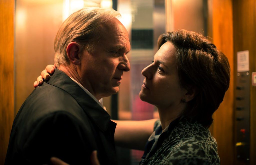 Filmstill – Sven Taddicken: Gleißendes Glück ist ein Filmdrama von Regisseur Sven Taddicken mit Martina Gedeck und Ulrich Tukur.